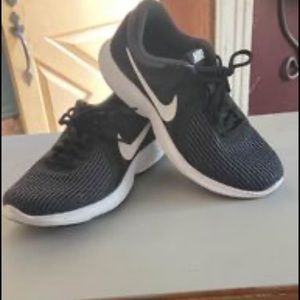 Nike black tennis shoes